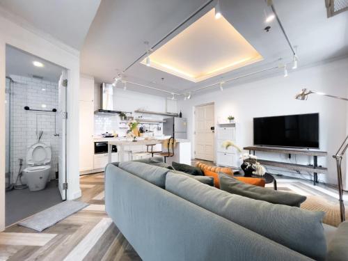 TV a/nebo společenská místnost v ubytování Prime Chidlom 50sqm l Large Kitchen l Walk to BTS l Wifi