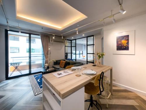 Fotografie z fotogalerie ubytování Prime Chidlom 50sqm l Large Kitchen l Walk to BTS l Wifi v destinaci Makkasan