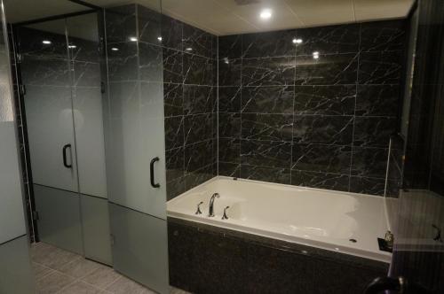 Koupelna v ubytování MU Hotel
