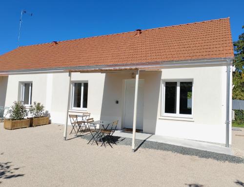 a white cottage with a red roof at Le temps de la pause 1 in Cepoy