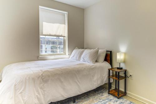 Postel nebo postele na pokoji v ubytování 1 Mi to Druid Hill Park Quaint Baltimore Apt