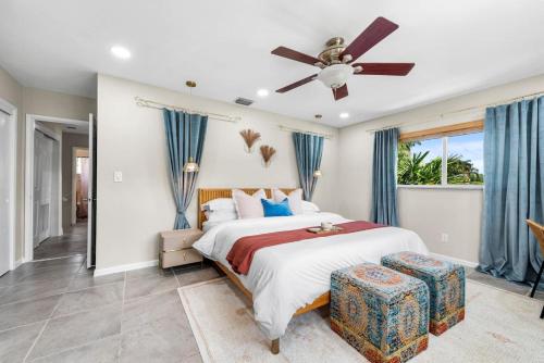 Un dormitorio con una cama y un ventilador de techo. en Luxury Villa Pool Jacuzzi Cinema and Game Room, en Fort Lauderdale