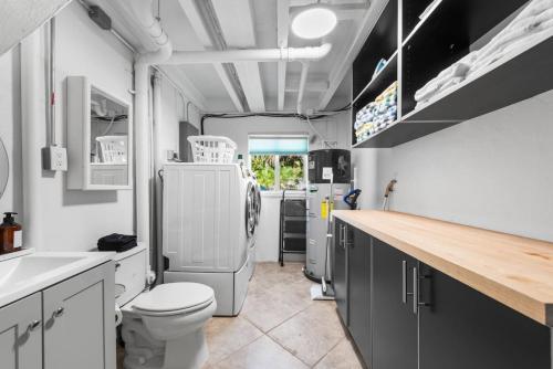 Un baño pequeño con inodoro y lavabo. en Luxury Villa Pool Jacuzzi Cinema and Game Room, en Fort Lauderdale