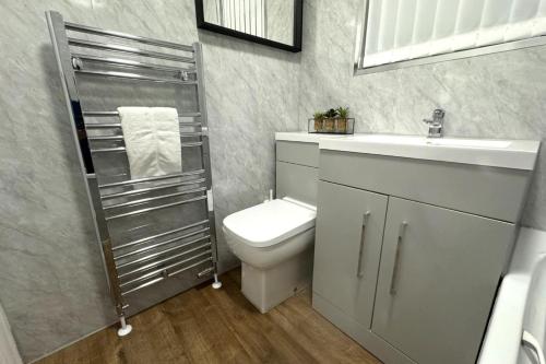 Bilik mandi di Kentmere Apartment - Sleeps 4 - Pet friendly