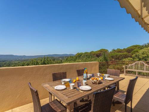 Apartment Les Terrasses de Grimaud-2 by Interhome
