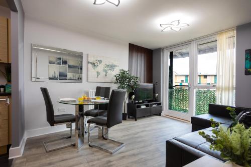 ein Wohnzimmer mit Tisch und Stühlen in der Unterkunft Vista Verde - Luxury City Penthouse 2BR - Sleeps up to 6 - Parking in Birmingham