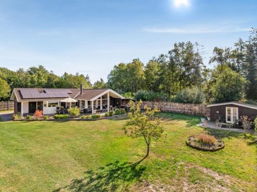 une maison avec une grande cour et une maison dans l'établissement Holiday Home Arisa - 300m from the sea by Interhome, à Gedesby