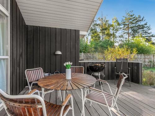 un patio avec une table et des chaises sur une terrasse dans l'établissement Holiday Home Arisa - 300m from the sea by Interhome, à Gedesby