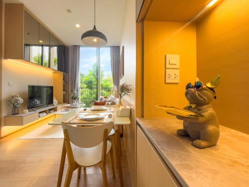 cocina con paredes amarillas y cocina con mesa en Asoke Luxury High Rise - Steps to BTS and MRT - WiFi, en Makkasan