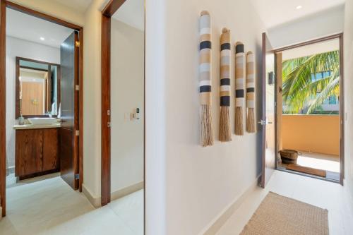 Ένα μπάνιο στο Villa Sirena del Mar Elegant Beachfront Retreat