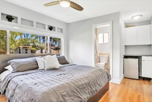 Ένα ή περισσότερα κρεβάτια σε δωμάτιο στο Casa Utopia Waterfront Pool 15 min to Beach