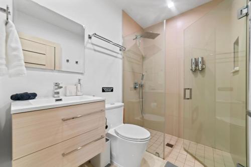 Un baño con ducha, inodoro y lavabo. en Baby Camellia Modern, luxurious and spacious house, en Fleetwood Manor