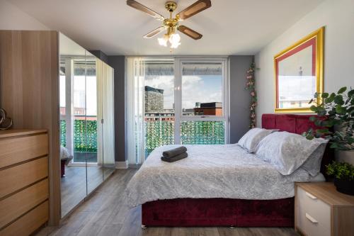 ein Schlafzimmer mit einem Bett und einem Deckenventilator in der Unterkunft Vista Verde - Luxury City Penthouse 2BR - Sleeps up to 6 - Parking in Birmingham