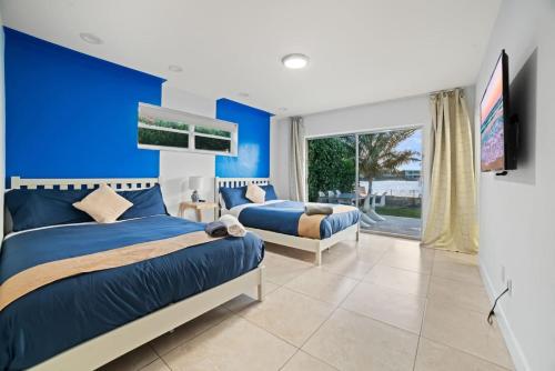 Postel nebo postele na pokoji v ubytování Casa Santorini Waterfront Pool