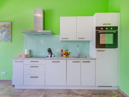 Kuchyň nebo kuchyňský kout v ubytování Apartment Suites Sunny Hill-2 by Interhome