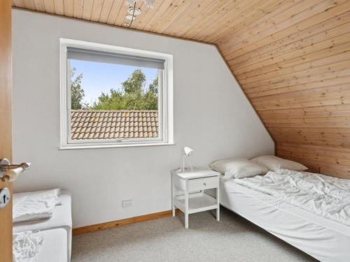 Ένα ή περισσότερα κρεβάτια σε δωμάτιο στο Holiday Home Dzavid - 50m from the sea by Interhome