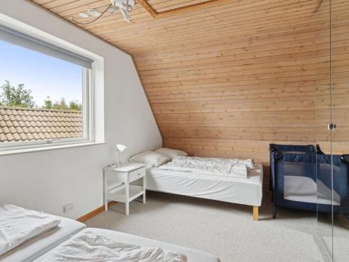 Ένα ή περισσότερα κρεβάτια σε δωμάτιο στο Holiday Home Dzavid - 50m from the sea by Interhome