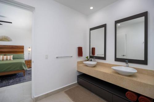 ein Bad mit zwei Waschbecken und einem Bett in der Unterkunft Resort getaway San Pancho style in San Francisco