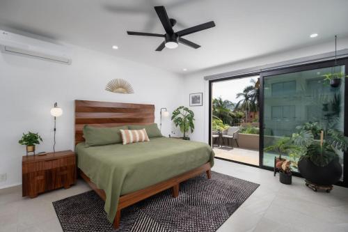 ein Schlafzimmer mit einem Bett und einem Deckenventilator in der Unterkunft Resort getaway San Pancho style in San Francisco