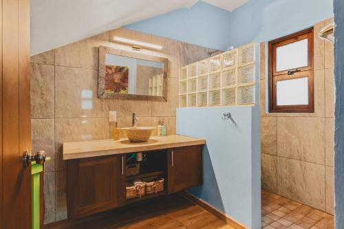 Ένα μπάνιο στο Downtown Sayulita Studio w Pool, Terrace, Views