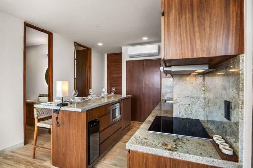 Η κουζίνα ή μικρή κουζίνα στο Beach breeze luxury resort for 4