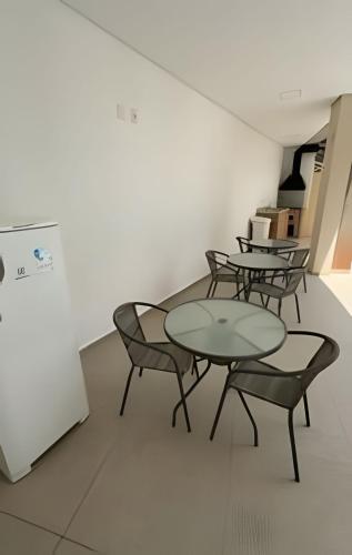 a group of tables and chairs in a room at Apartamento inteiro com vaga, varanda e piscina in Cotia
