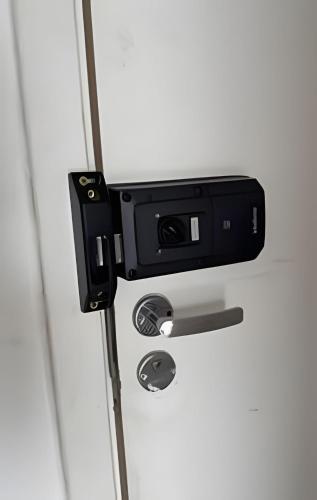 ajar door with a security camera on a door at Apartamento inteiro com vaga, varanda e piscina in Cotia