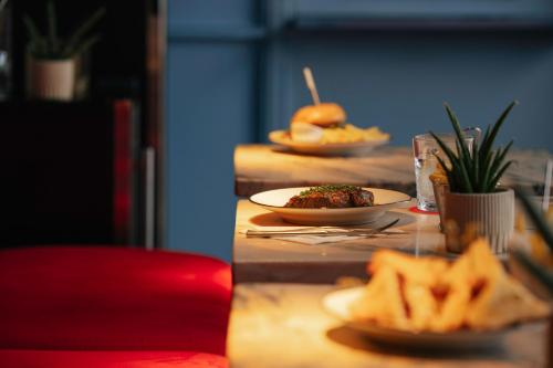 Comida en o cerca de este hotel