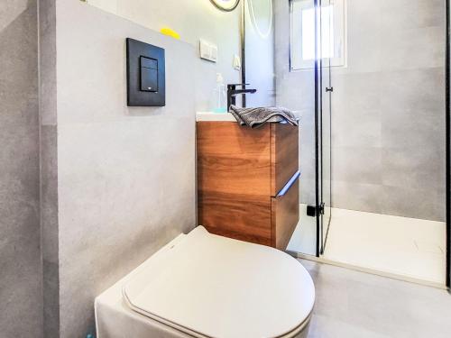 Ένα μπάνιο στο Holiday Home -1 by Interhome