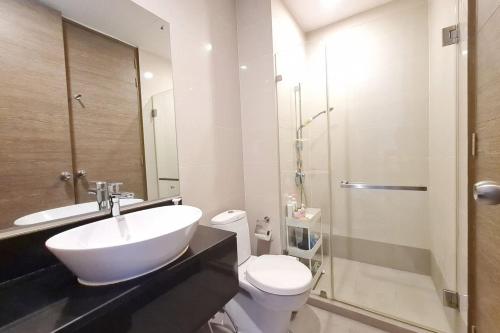 チェンマイにあるSpecious Condo At Nimman With Rooftop Poolの洗面台、トイレ、シャワー付きのバスルーム