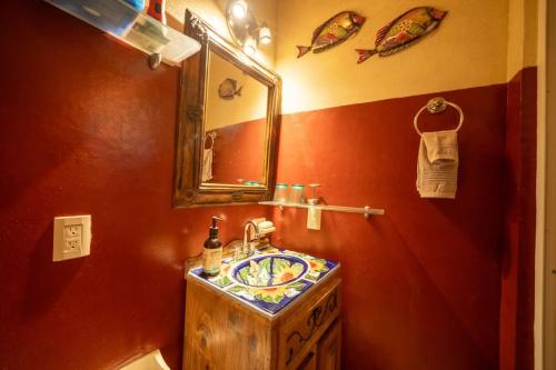 ein Badezimmer mit Waschbecken und Spiegel in der Unterkunft Casa Happy Sol - Delfin - Pool Boho Beach Vibes in San Francisco