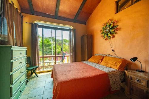 ein Schlafzimmer mit einem Bett, einem Fenster und einer Kommode in der Unterkunft Casa Happy Sol Atun Balcony Pool Beach Vibes in San Francisco