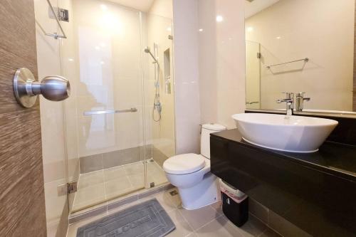 Un baño con lavabo, inodoro y ducha. en Stay Nimman Center with Rooftop Pool, en Chiang Mai