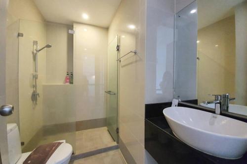 een badkamer met wastafel, douche en toilet bij Lovely 1BR with Rooftop Pool in Nimmanhemin 605 in Chiang Mai