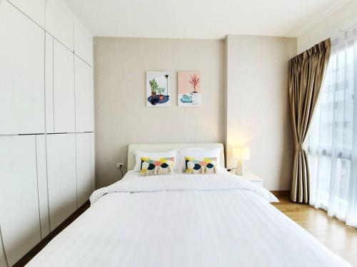 Voodi või voodid majutusasutuse Nice Modern in Nimman with RoofTop Pool by Bestbnb toas