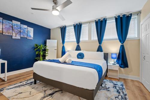una camera da letto con pareti blu e un letto con tende blu di Upscale King Bed Suite ADA with Free Parking a Lawrenceville