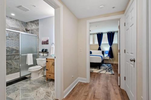 bagno con doccia e servizi igienici in camera. di Upscale King Bed Suite ADA with Free Parking a Lawrenceville