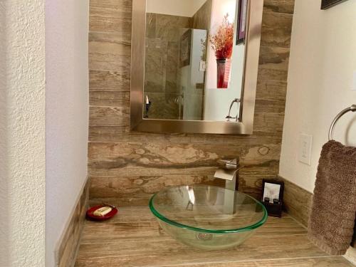 baño con lavabo de cristal en el suelo en Spring Gulch Cabin at Base Camp, en Lawson