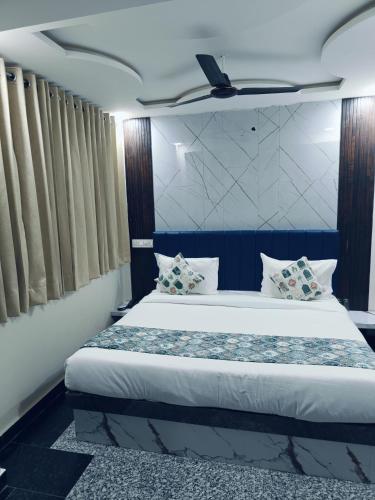 a bedroom with a bed and a ceiling at Hotel jmm s14 in Udaipur