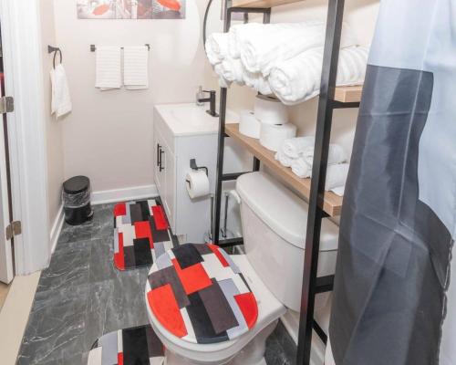 un bagno con un water Lego e un letto a castello di Central Albany Apartment with WiFi Walk to Capitol and Empire Plaza ad Albany