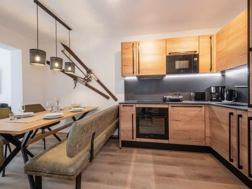 Una cocina con una mesa y un comedor. en Apartment Taxacher by Interhome, en Krinberg