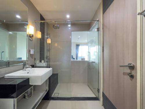a bathroom with a sink and a shower at Downtown Stay 65 sqm - Ultra-WiFi - BTS Ratchathewi in Pom Prap