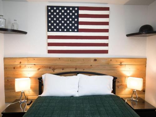 Postel nebo postele na pokoji v ubytování Iron Horse Cabin at Base Camp Lodging Company