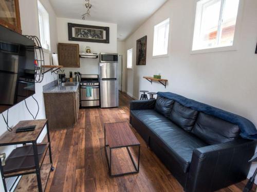 Kuchyň nebo kuchyňský kout v ubytování Iron Horse Cabin at Base Camp Lodging Company