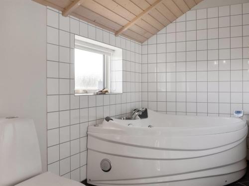 Ένα μπάνιο στο Holiday Home Gret - 700m from the sea by Interhome