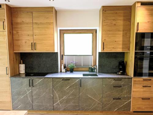 Una cocina o cocineta en Apartment Waidmannsheil - 67qm by Interhome