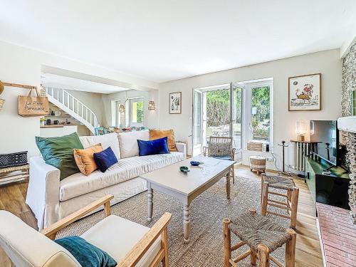 ein Wohnzimmer mit Sofa und Tisch in der Unterkunft Holiday Home La Nero by Interhome in Pornic