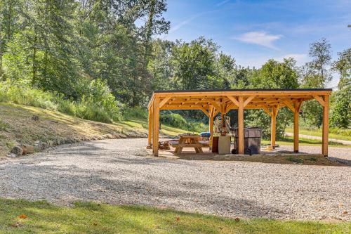 Κήπος έξω από το On 40 Acres Charming Cabin in Zanesville!