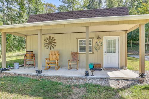 Κήπος έξω από το On 40 Acres Charming Cabin in Zanesville!