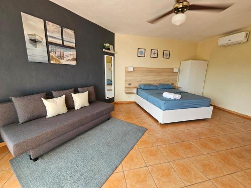 a living room with a bed and a couch at Apartamento frente al mar en Albatros in Villas del Mar